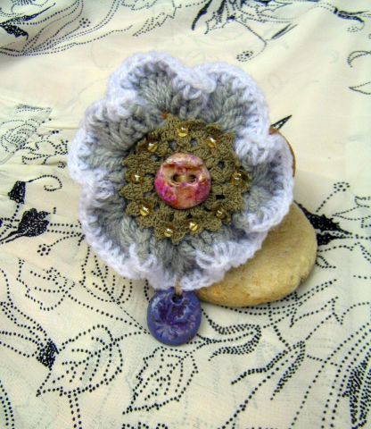L'artiste coralie zabo bellal - bijou broche en laine au crochet