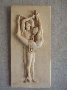Sculpture de naga: sculpture de danseurs bas relief ocre jaune