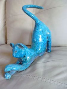Sculpture de carlasamuse: Chat bleu qui s'étire