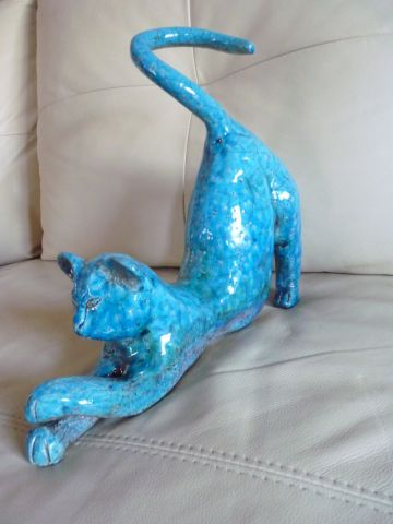 Chat bleu qui s'étire - Sculpture - carlasamuse