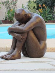 Sculpture de jean-paul magne: l'homme nu assis