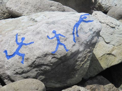 L'artiste MARIE INDIGO - B's blue sur un rocher