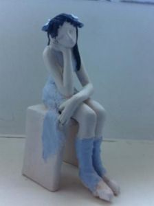 Sculpture de monique josie: danseuse assise