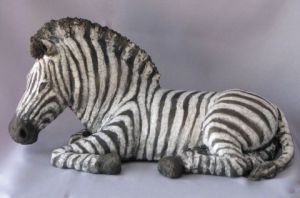 Sculpture de SANDRINE MESNIL: zebre couché
