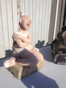 Sculpture de monique josie: itziar et son doudou
