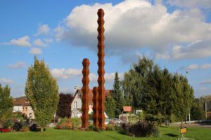 Sculpture de ferber: colonnes dans le vent