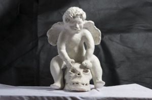Sculpture de Mireille ULLA: Ange chevauchant un Crâne 
