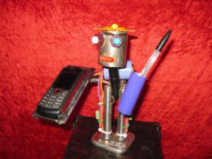Sculpture de bellagamba  gilles:  support  robot  acier    pour  portable et stylo  
