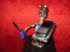 Sculpture de bellagamba  gilles: robot  conçu pour portable et stylo 