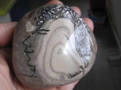 L'artiste chara - Visage tendre - Dessin acrylique sur galet L'artiste chara - Visage tendre - Dessin acrylique sur galet