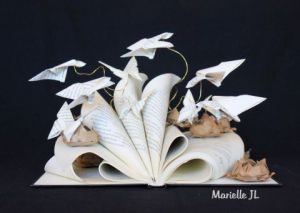 Sculpture de Marielle JL: Un livre plein de Paix...