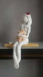 Sculpture de Carole Dumas: Elle et son ours...
