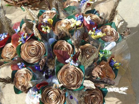 L'artiste rosebouleau - panier de roses en écorce de bouleau naturel emballé individuellement. L'artiste rosebouleau - panier de roses en écorce de bouleau naturel emballé individuellement.