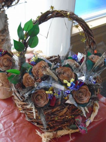 L'artiste rosebouleau - panier de roses en écorce de bouleau naturel emballé individuellement.