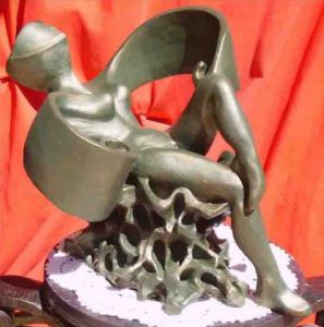 Sculpture de Joseee-Christine: Femme assise sur socle