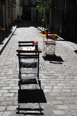 Photo : Terrasse dans une ruelle au pied de Montmartre. - Doriane Metz Photo : Terrasse dans une ruelle au pied de Montmartre. - Doriane Metz