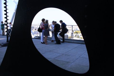 Photo de Doriane Metz : Sculpture de Calder sur la terrasse du Centre Pompidou