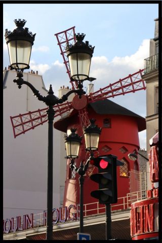 Photo de Doriane Metz : Moulin Rouge, Lampadaires, Feu rouge